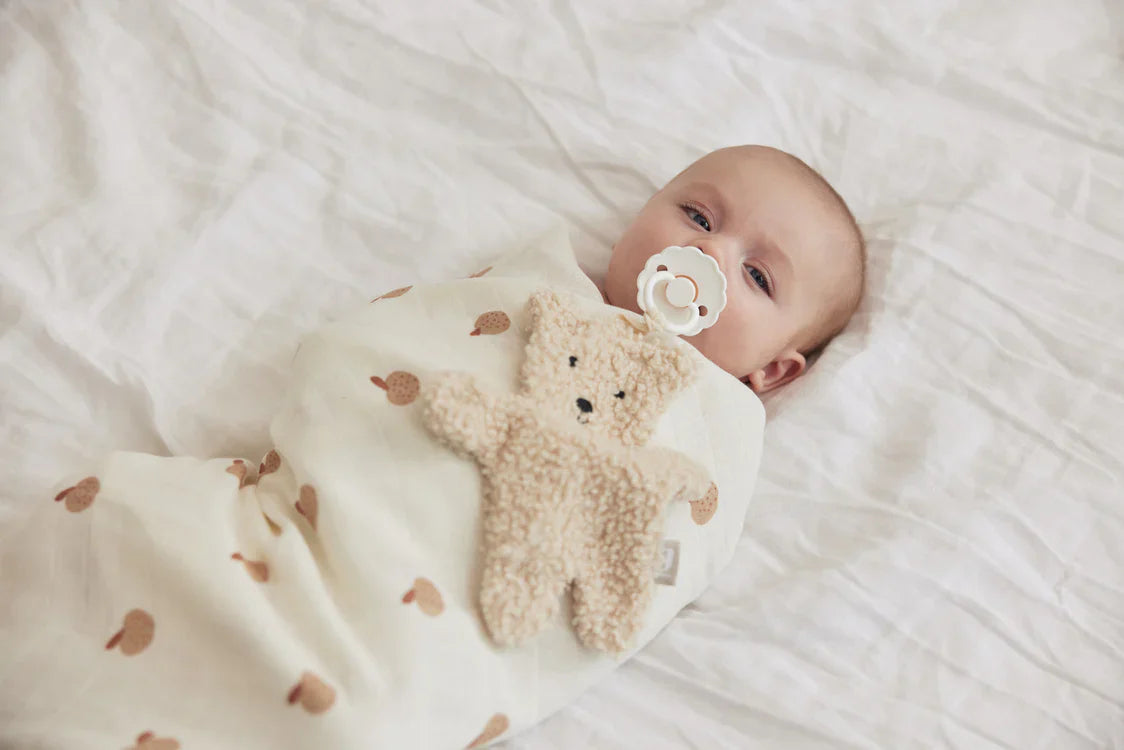 Baby met speendoekje teddybeer en speen