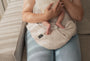 Sfeervolle opname van Lexie Heating Pillow in gebruik, warme beige kleur en velours hoes zichtbaar