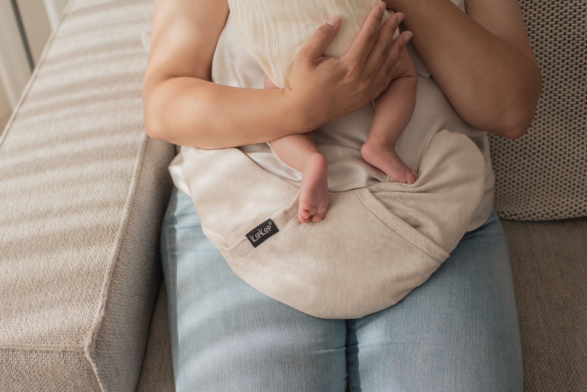 Sfeervolle opname van Lexie Heating Pillow in gebruik, warme beige kleur en velours hoes zichtbaar