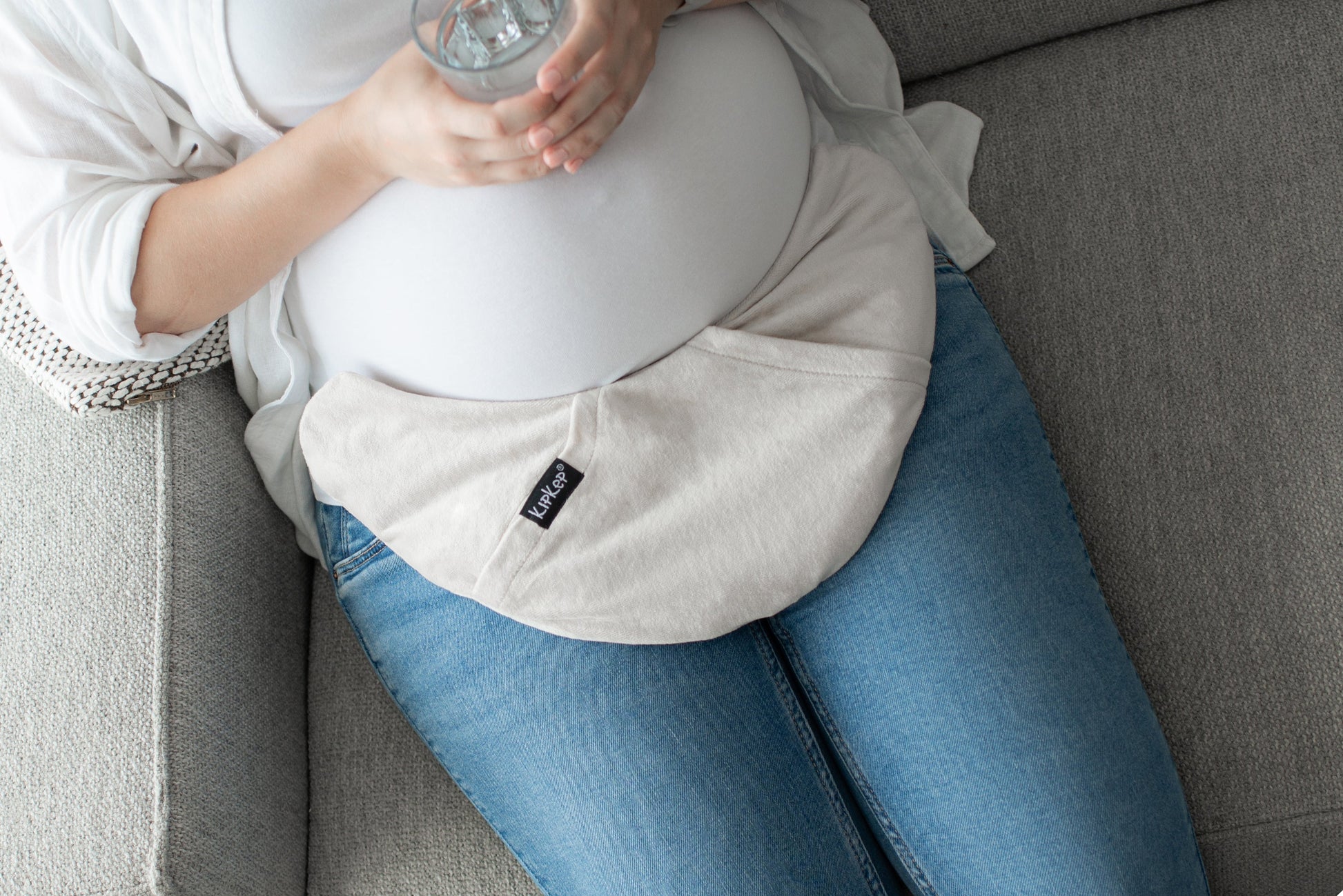 Kussen op buik tijdens herstelperiode na bevalling, zacht en vormbaar naar lichaam