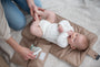 Baby liggend op het KipKep Napper Combi verschoonmatje – Coffee, comfortabel en hygiënisch