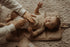 Sfeervol beeld van baby tijdens verschoning op het duurzame en waterafstotende KipKep matje
