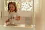 Meisje speelt met Little Dutch houten etagere en gebakjes bij een winkeltje als creatief speelgoed cadeau