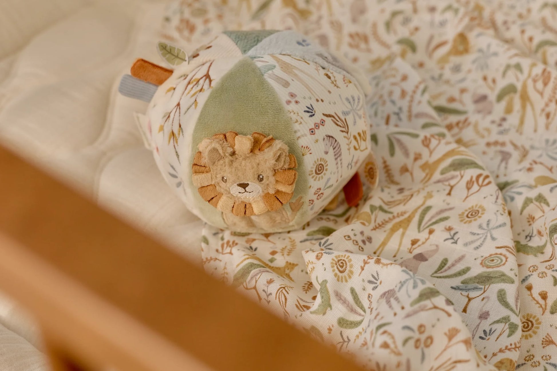 Little Dutch safari friends activiteitenbal als mooi baby speelgoed voor nieuwsgierige kleintjes