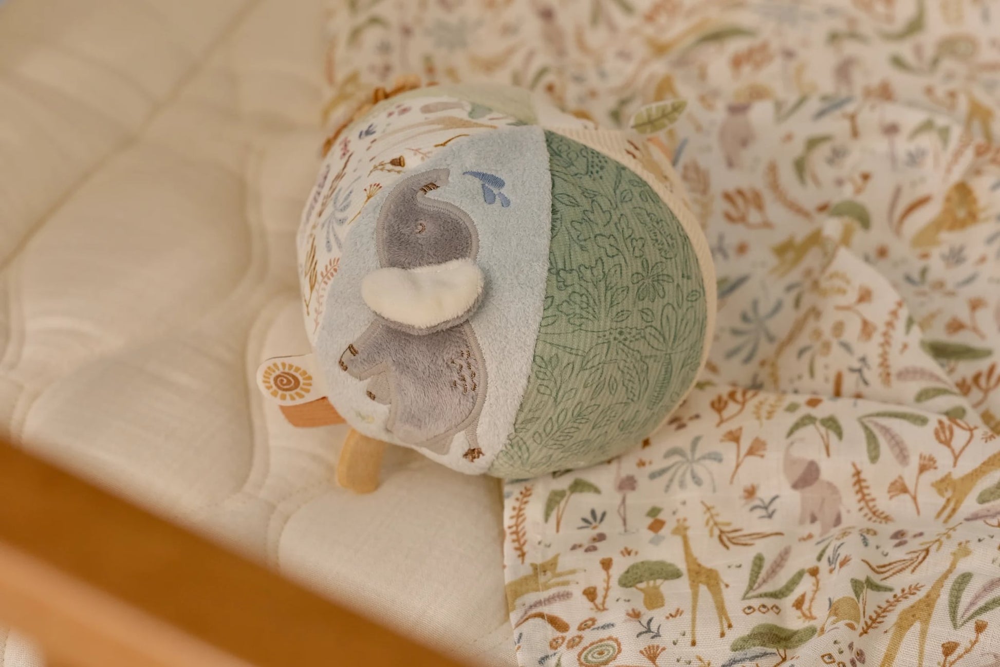 Little Dutch activiteitenbal safari friends als origineel babycadeau of kraamcadeau