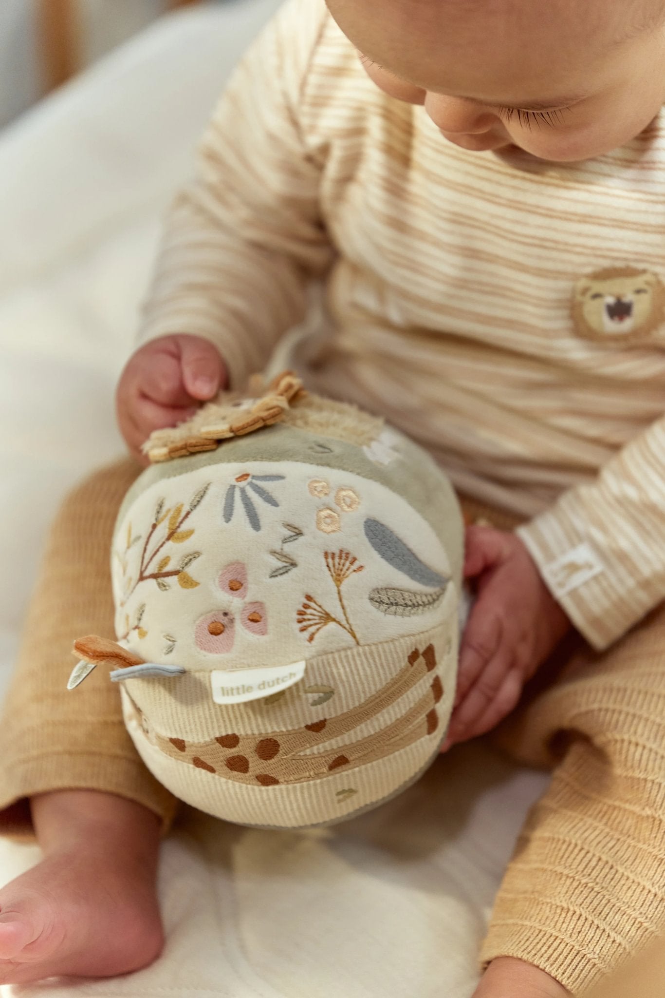 Baby ontdekt de safari friends activiteitenbal met verschillende structuren en speelelementen