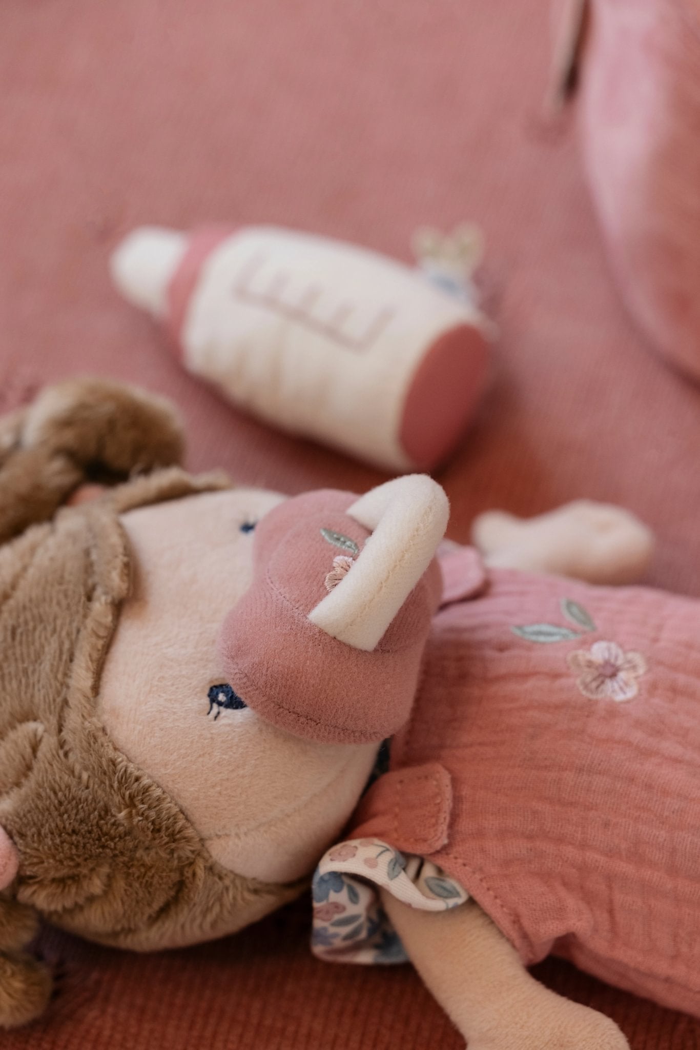 Detail van Little Dutch babypop Rosa met magnetisch speentje en flesje voor verzorgend spel