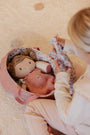 Kindje brengt Little Dutch babypop Rosa naar bed tijdens een lief zorgmoment