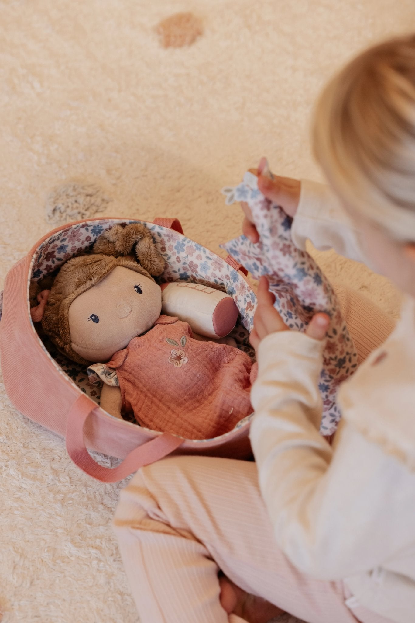 Kindje brengt Little Dutch babypop Rosa naar bed tijdens een lief zorgmoment