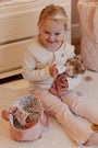 Meisje geeft Little Dutch babypop Rosa de fles tijdens een lief zorgmoment