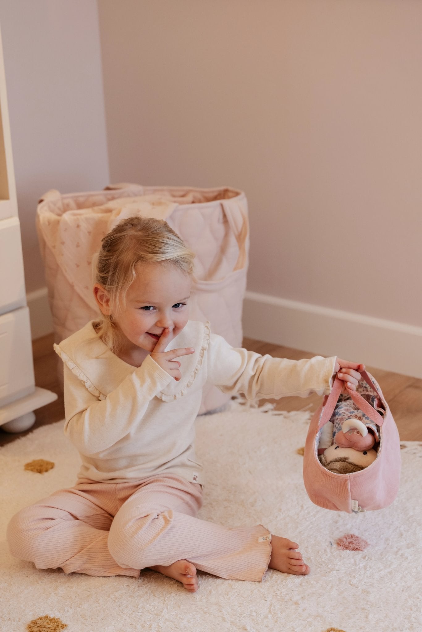 Little Dutch babypop Rosa slaapt heerlijk tijdens een rustig en zorgzaam speelmoment