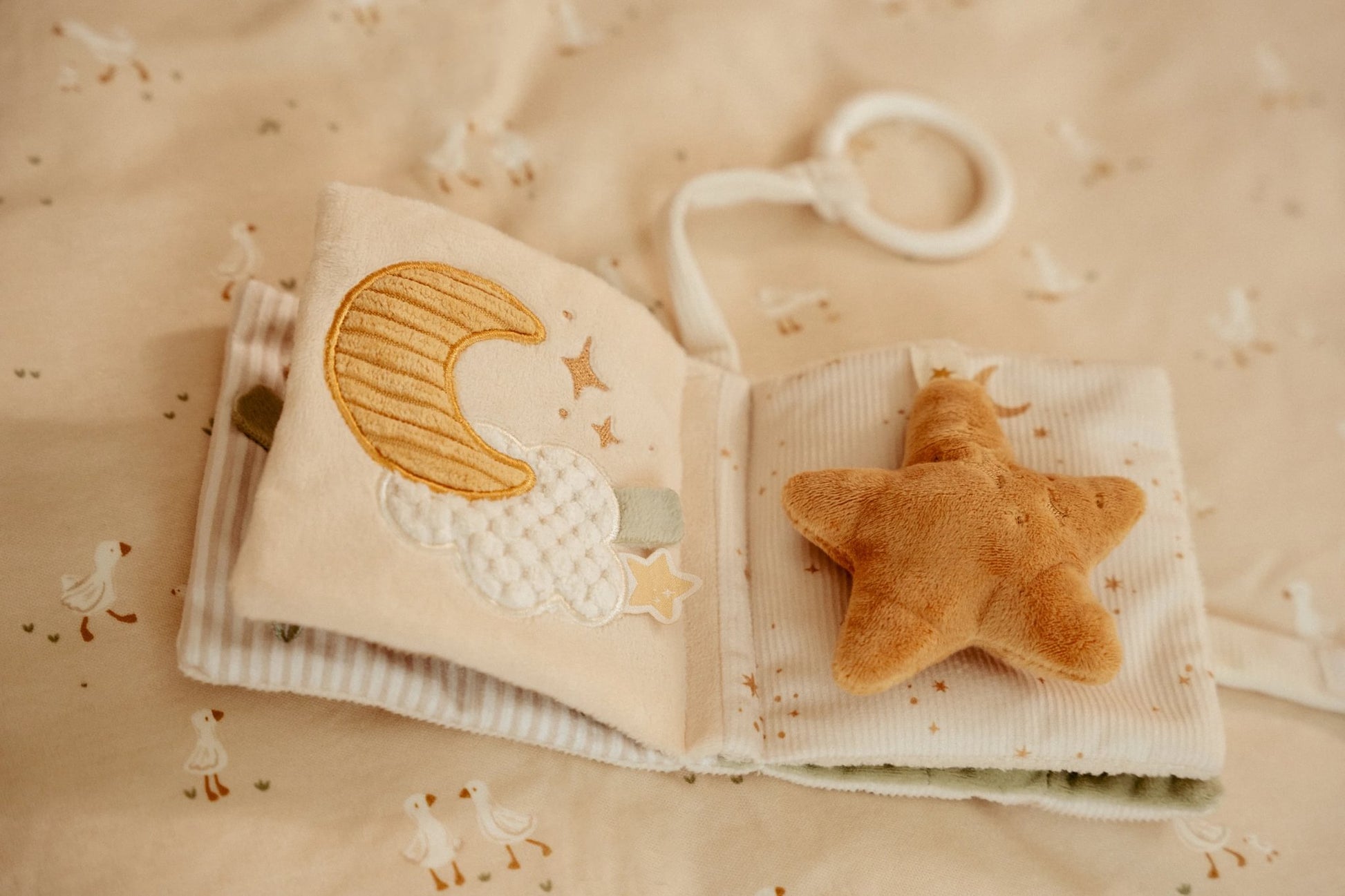 Little Dutch buggyboekje newborn naturals als mooi babycadeau of kraamcadeau