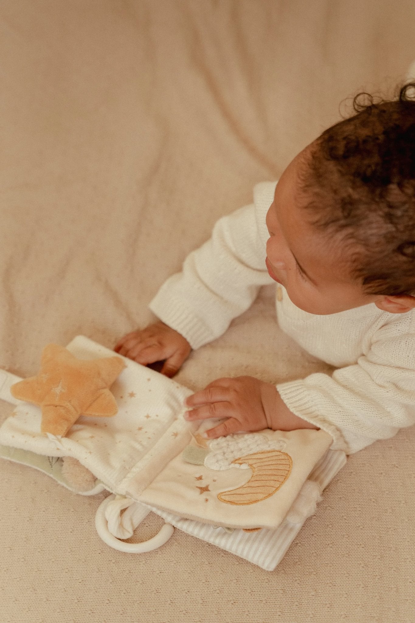 Baby ontdekt het Little Dutch buggyboekje met voelen, bladeren en knispergeluidjes