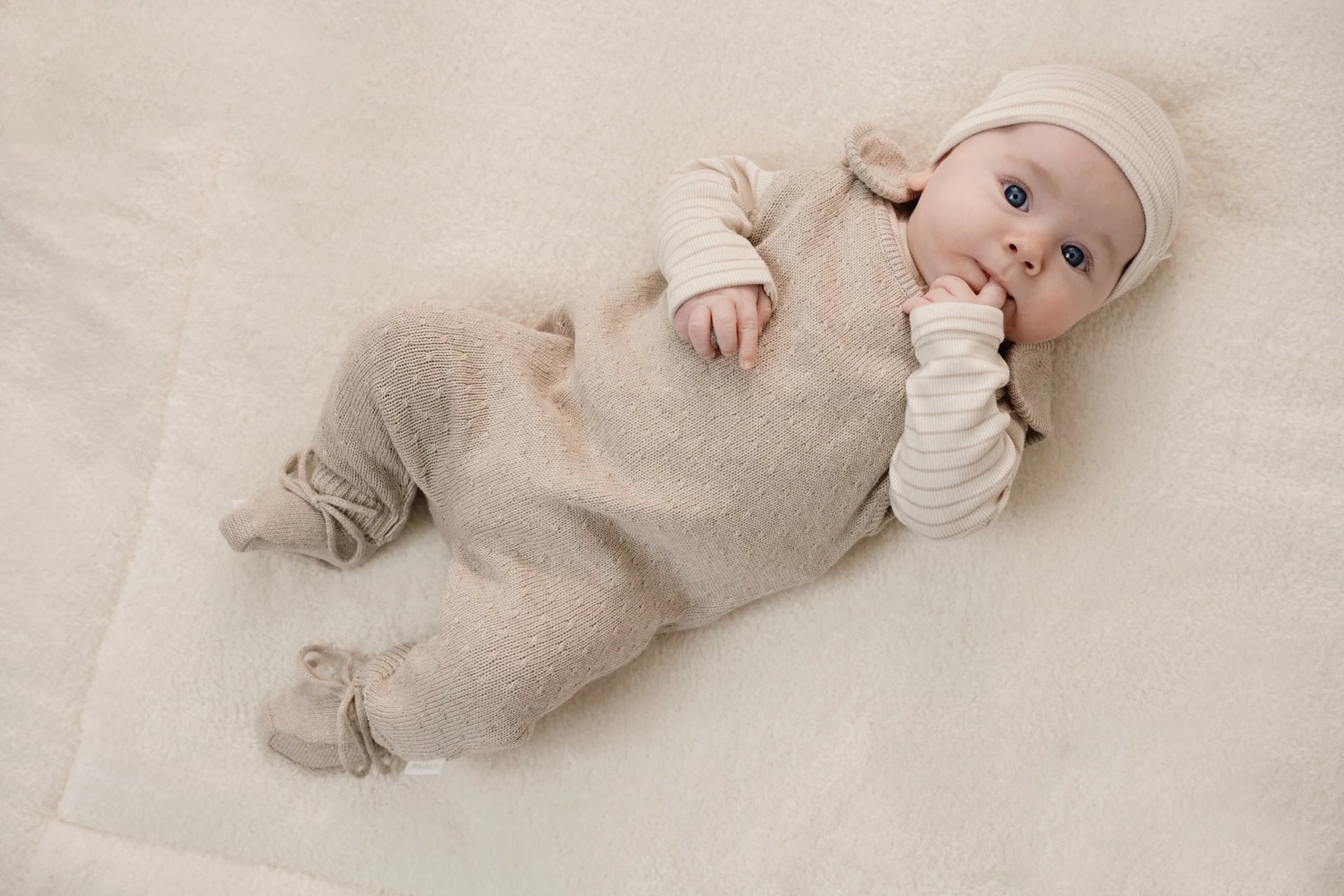 Gebreide beige slofjes van Little Dutch bij een pasgeboren kindje