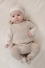 Baby draagt de zachte gebreide slofjes van Little Dutch