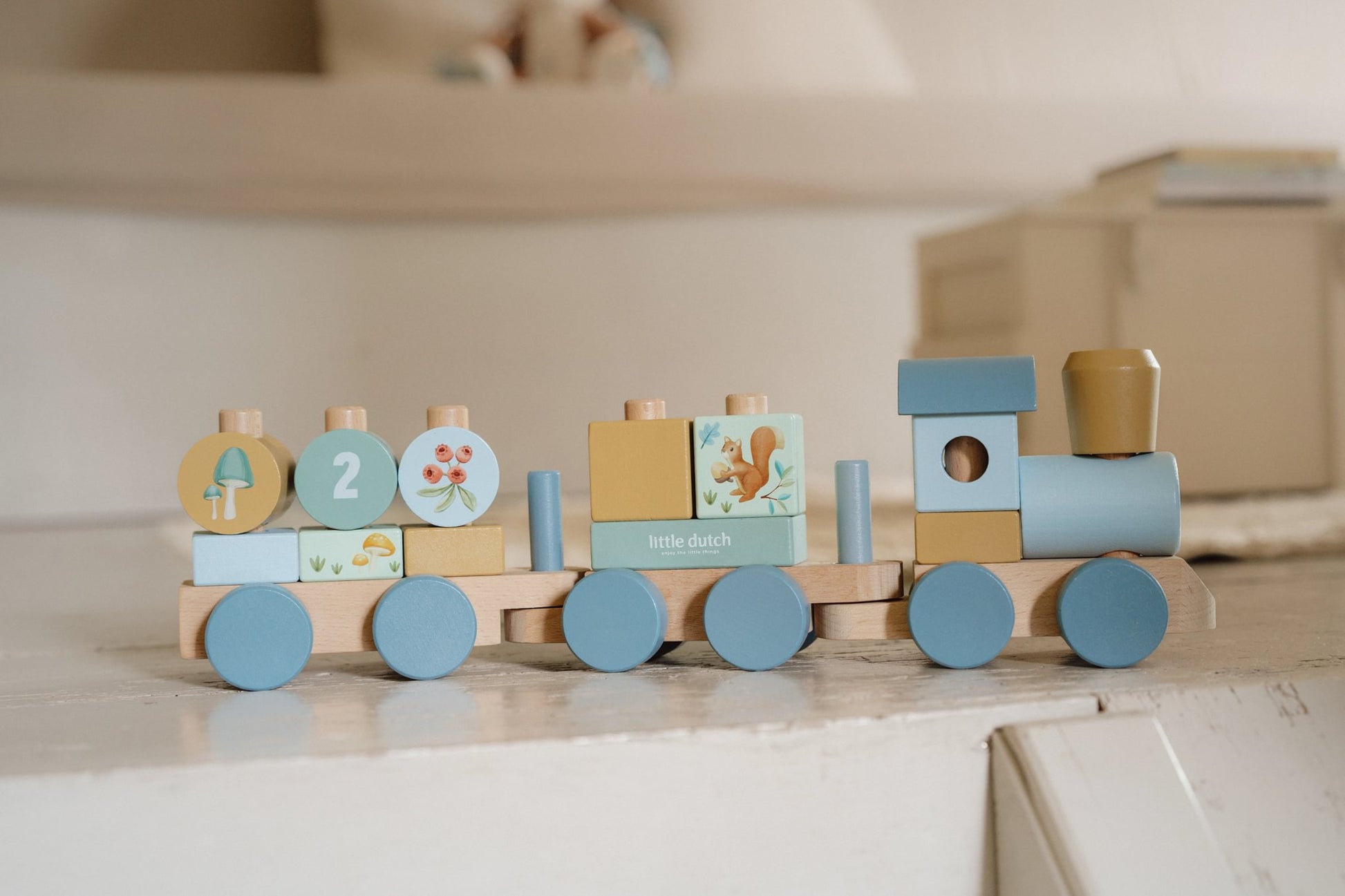 houten blokkentrein van Little Dutch voor peuter en baby met fantasierijk spel en ontwikkeling van motoriek