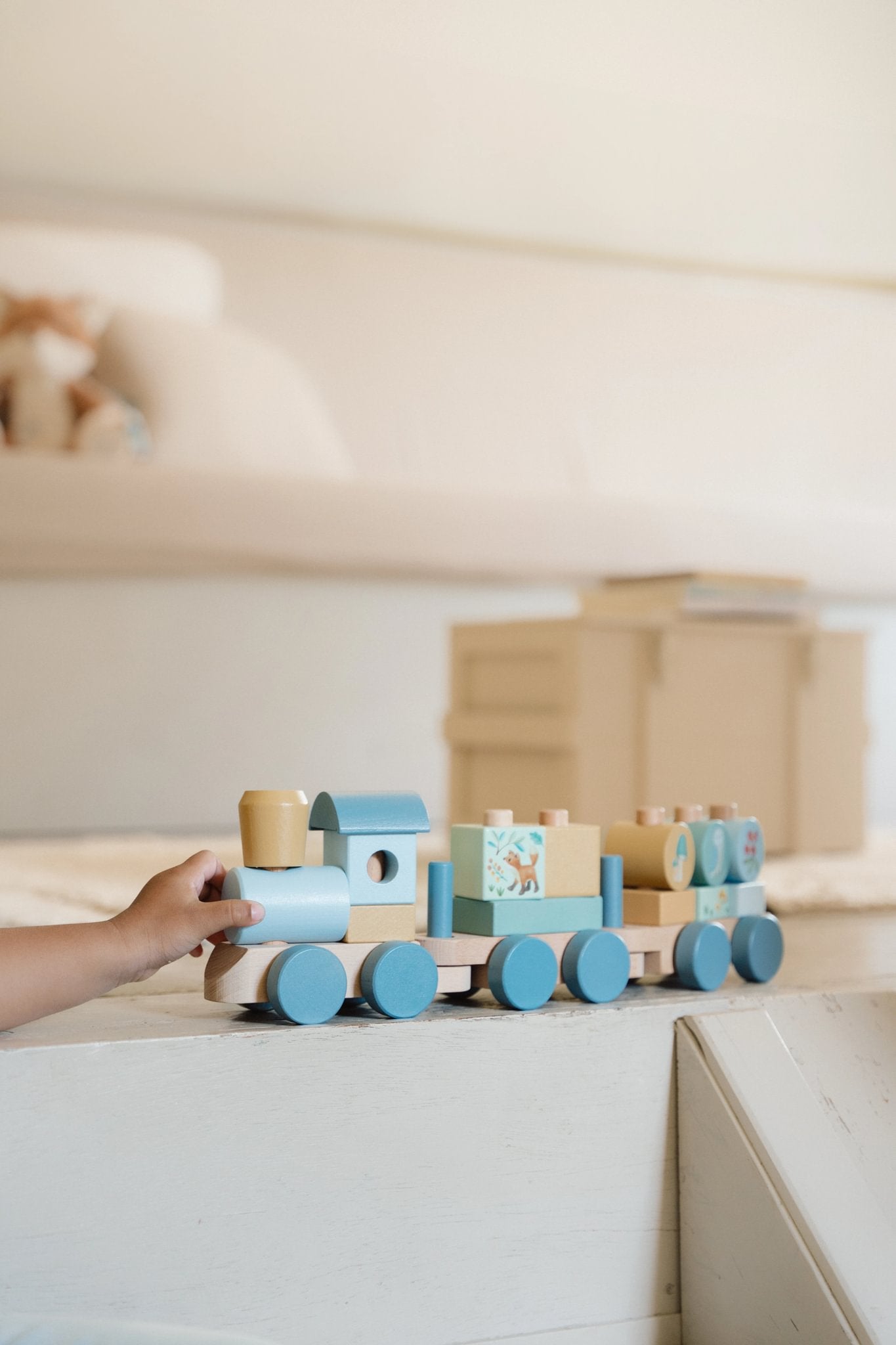 Little Dutch houten blokkentrein forest friends blauw in kinderkamer met duurzaam houten speelgoed voor peuter