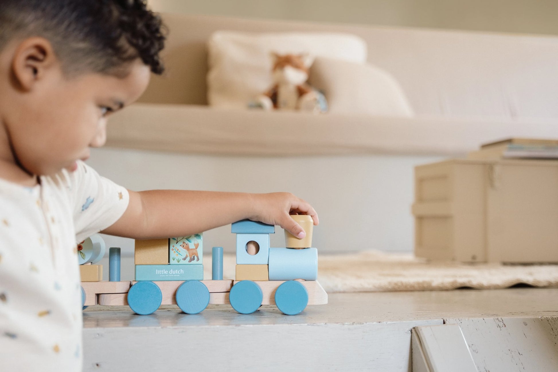 houten blokkentrein van Little Dutch voor peuter en baby met fantasierijk spel en ontwikkeling van motoriek
