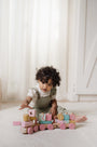 kindje speelt met Little Dutch houten blokkentrein fairy garden roze voor fantasierijk spel en motorische ontwikkeling