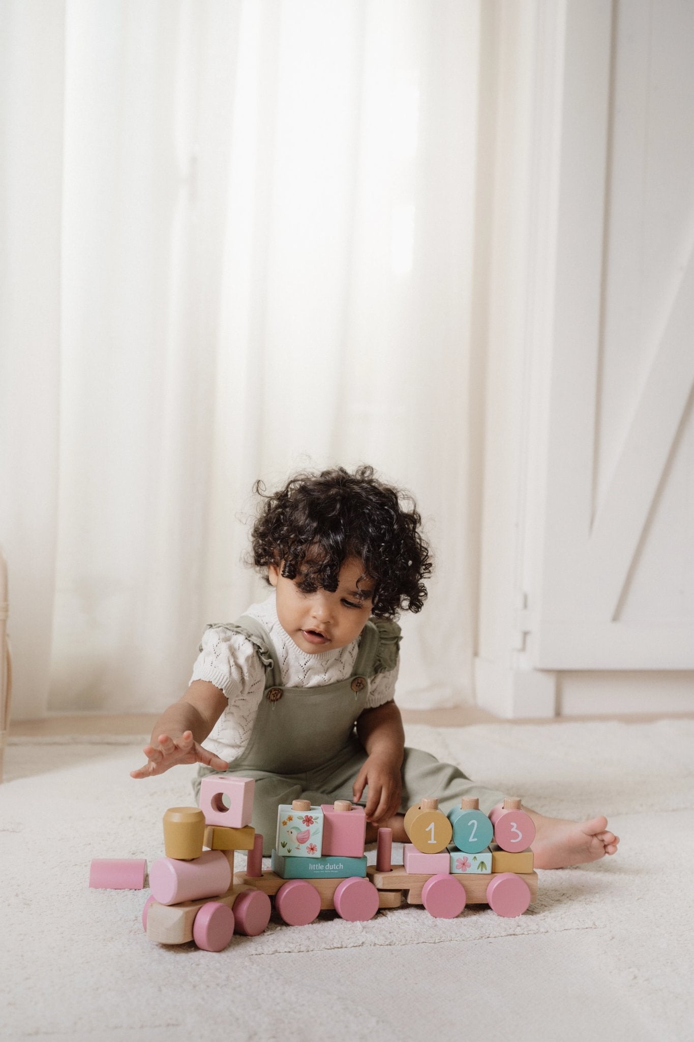 kindje speelt met Little Dutch houten blokkentrein fairy garden roze voor fantasierijk spel en motorische ontwikkeling