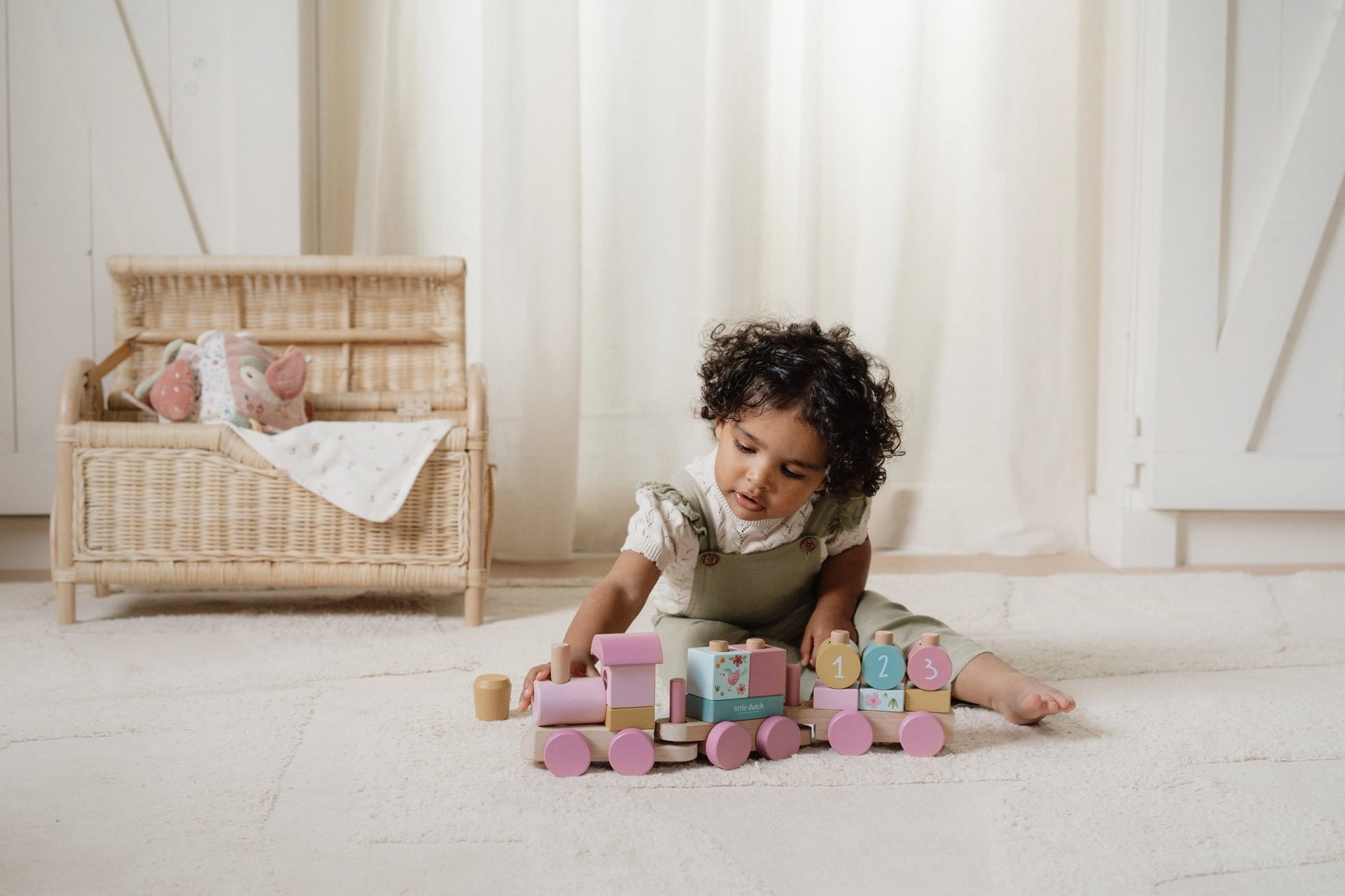 sfeerbeeld van Little Dutch blokkentrein fairy garden in babykamer voor ontwikkeling en speelplezier