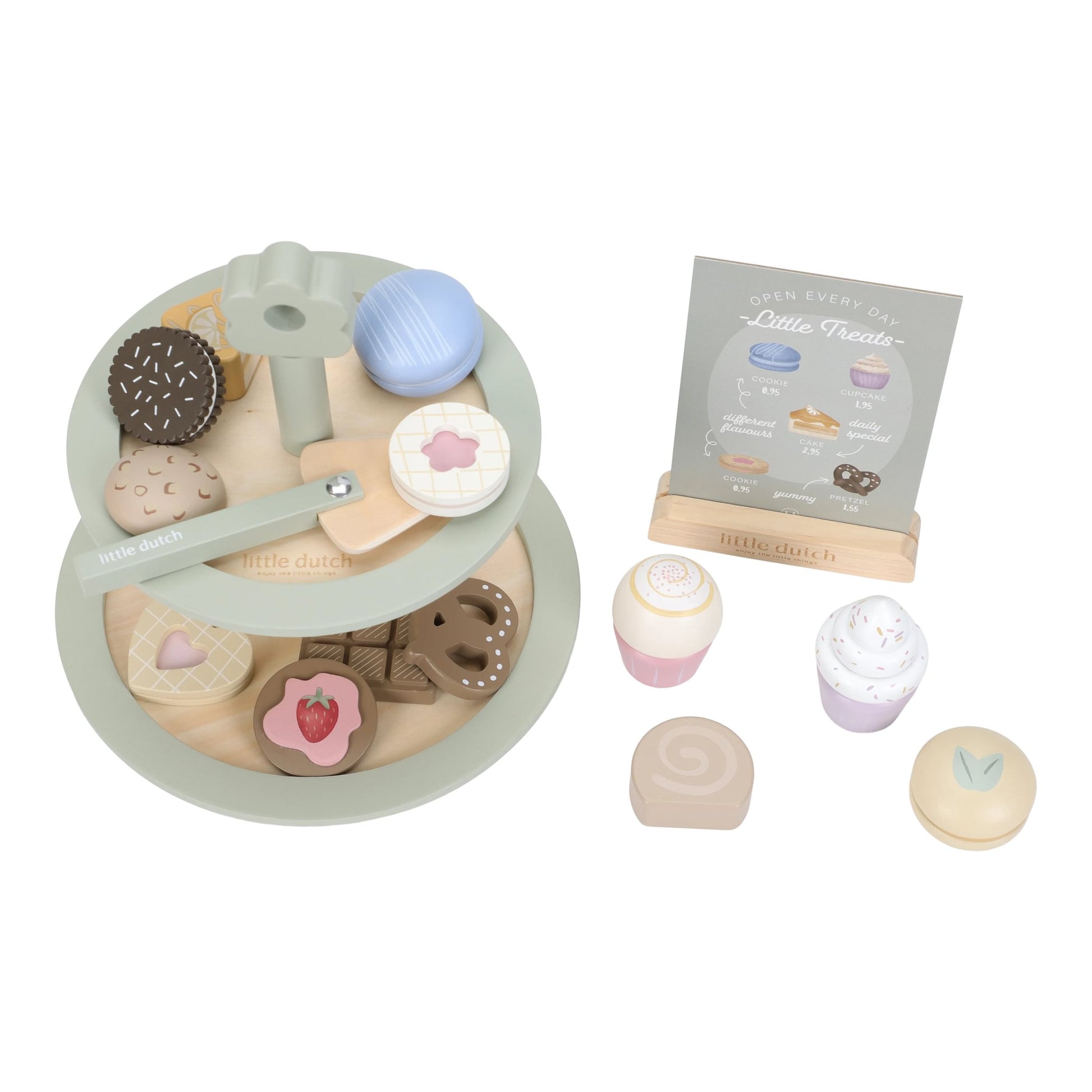 Close up van Little Dutch houten etagere groen essentials met houten gebakjes en mooie details