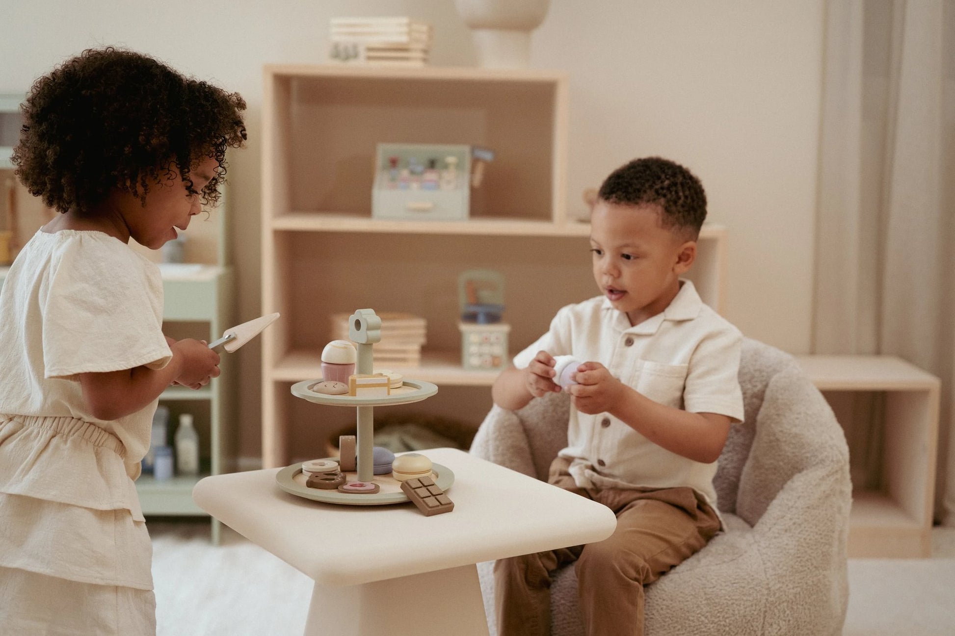 Little Dutch houten speelgoed etagere met drie lagen en gebakjes voor fantasierijk spelen bij peuters