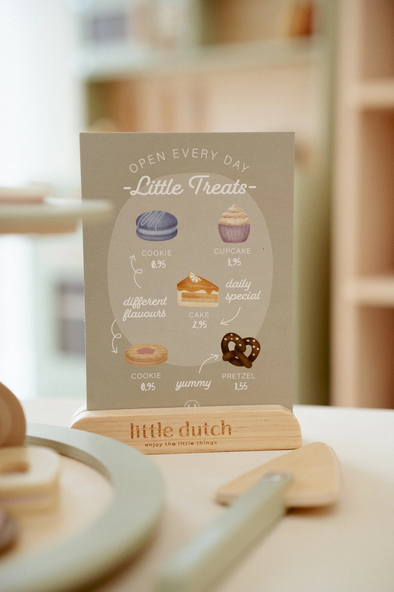 Little Dutch houten speelgoed etagere met menukaart en gebakjes als origineel cadeau voor peuter en kind