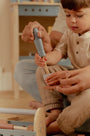 Samen bouwen en klussen met de Little Dutch houten gereedschapskist voor creatief speelplezier