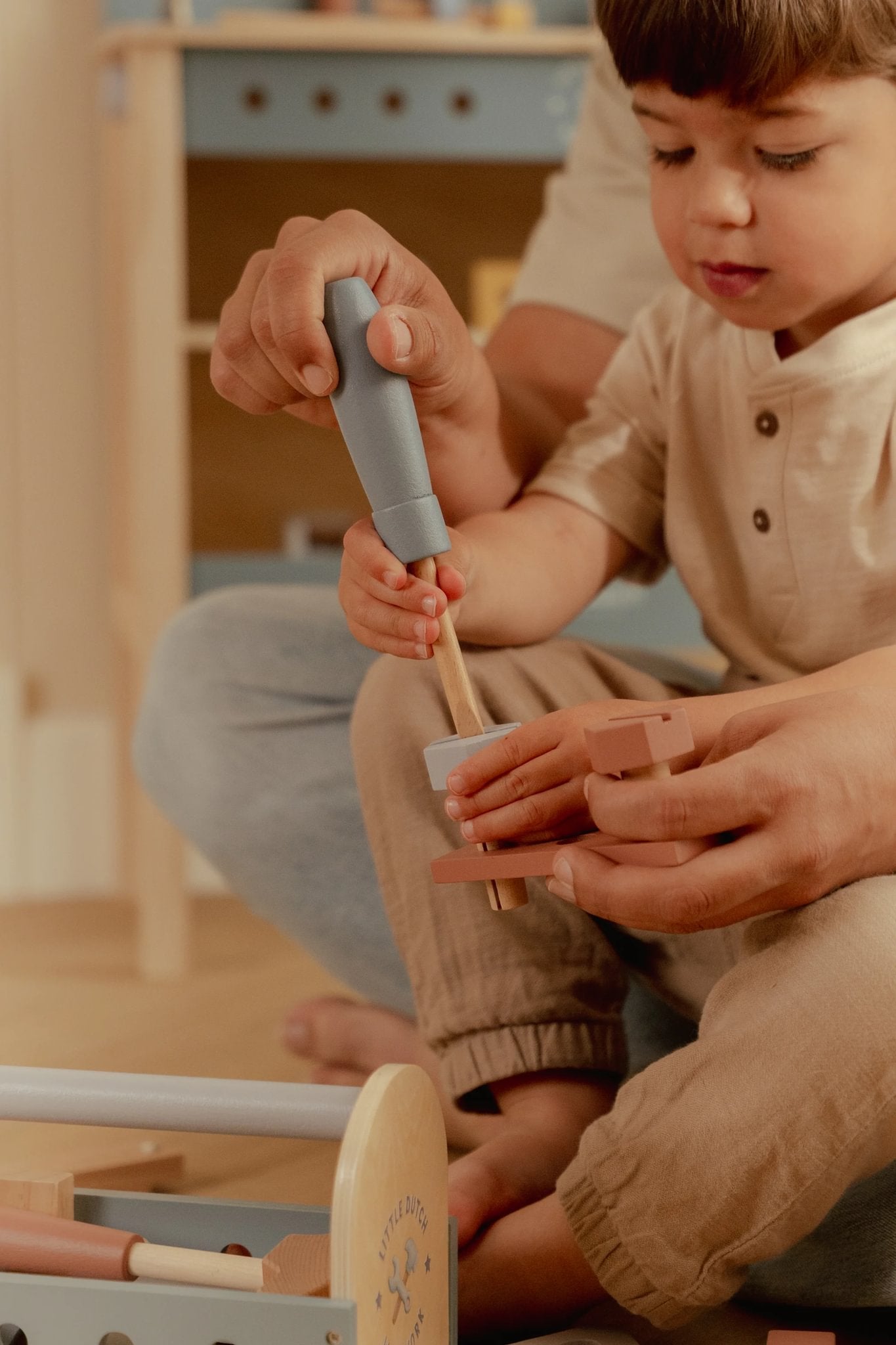 Samen bouwen en klussen met de Little Dutch houten gereedschapskist voor creatief speelplezier