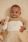 Baby speelt en knuffelt met de zachte Little Goose van Little Dutch