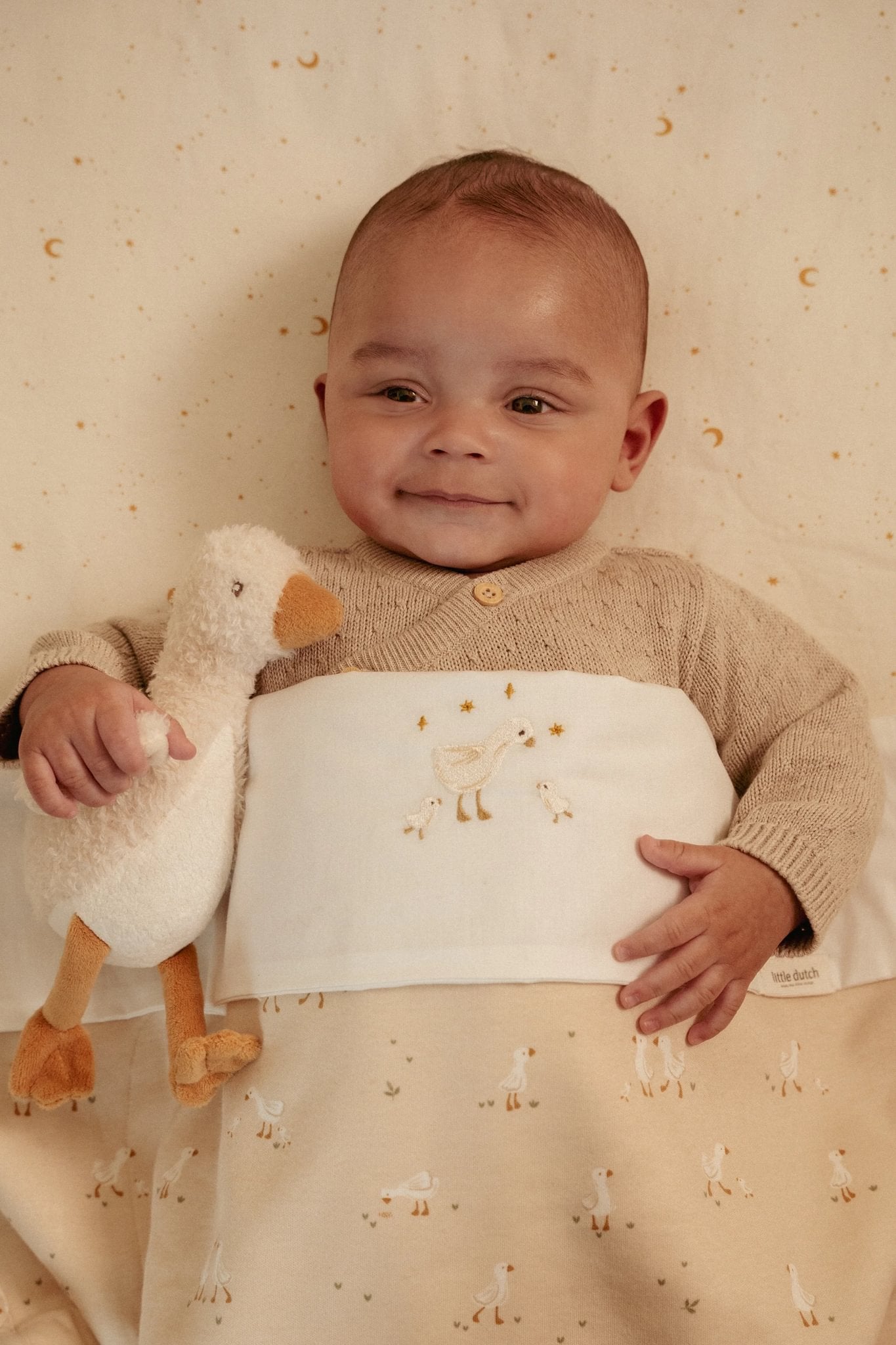 Baby speelt en knuffelt met de zachte Little Goose van Little Dutch