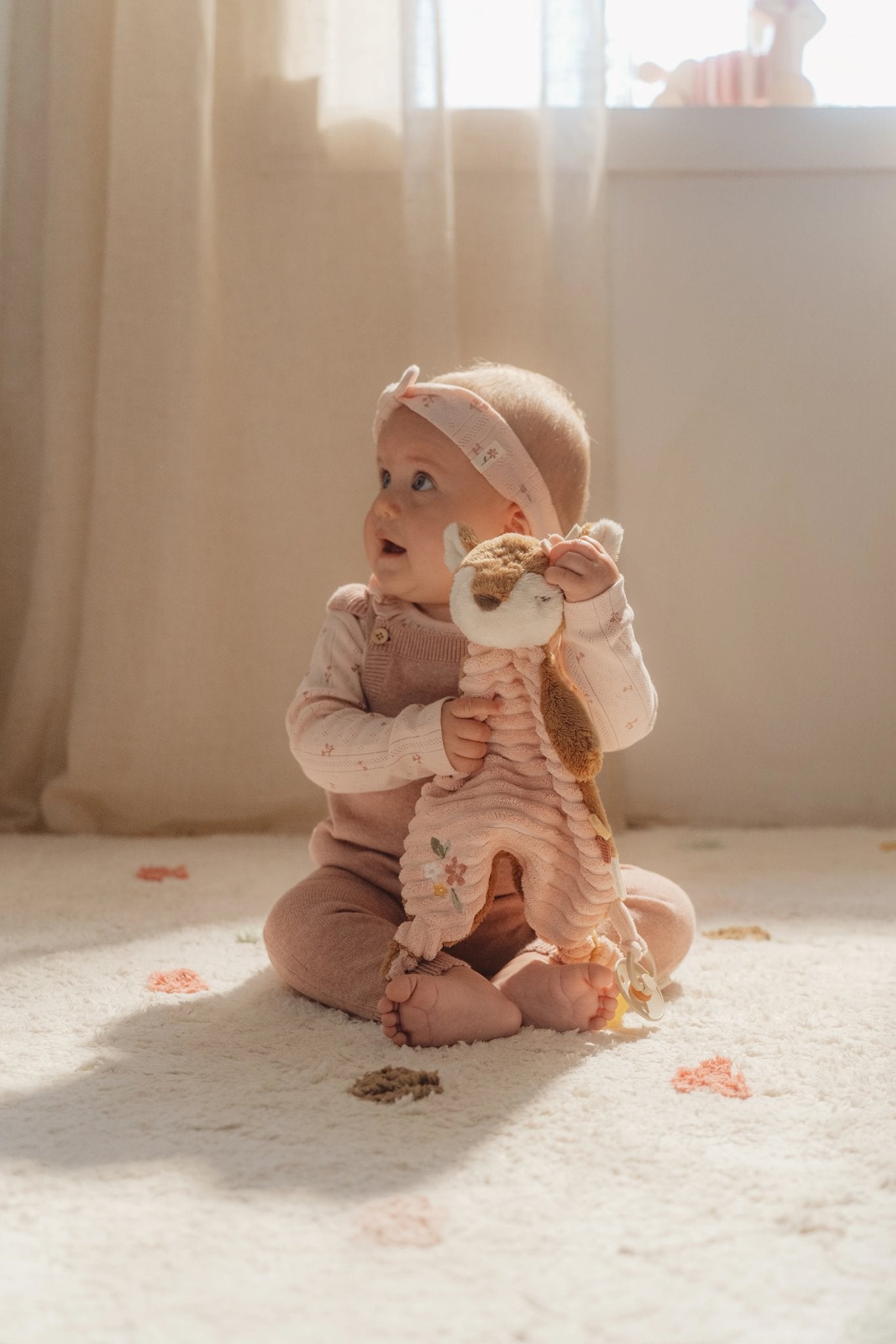 Meisje knuffelt met het zachte hertje van Little Dutch als vertrouwd knuffelvriendje