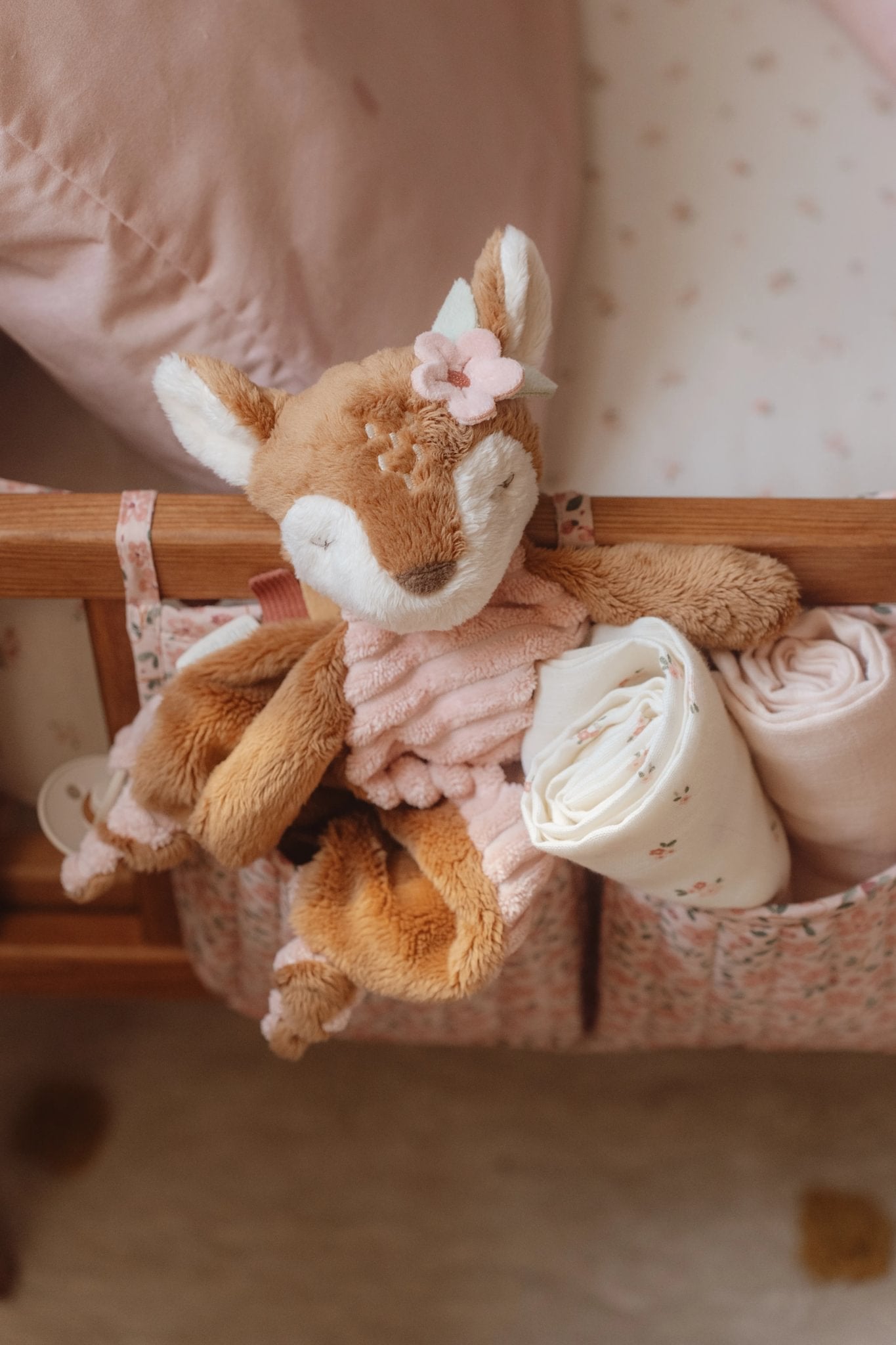 Little Dutch knuffeldoekje hert met speelse labels en handige speenlus