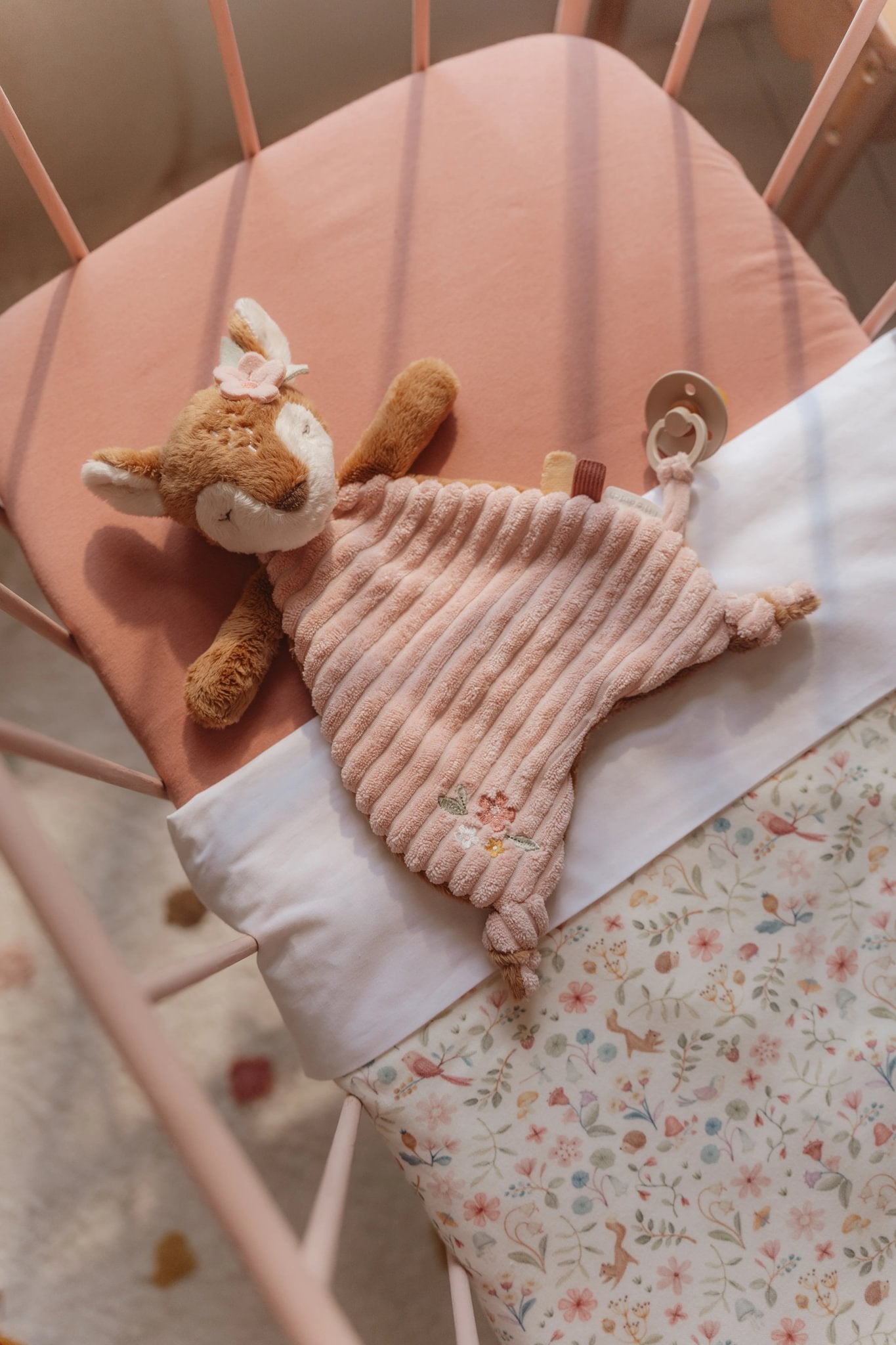 Zacht knuffeldoekje voor baby met lus om een speentje aan te bevestigen