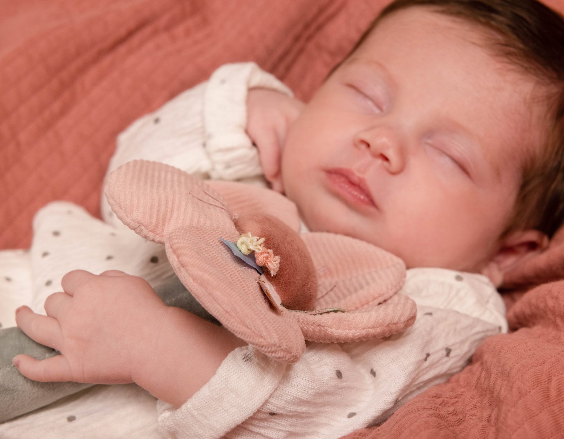 Roze bloemenrammelaar van Little Dutch als zacht baby speelgoed voor kleine handjes