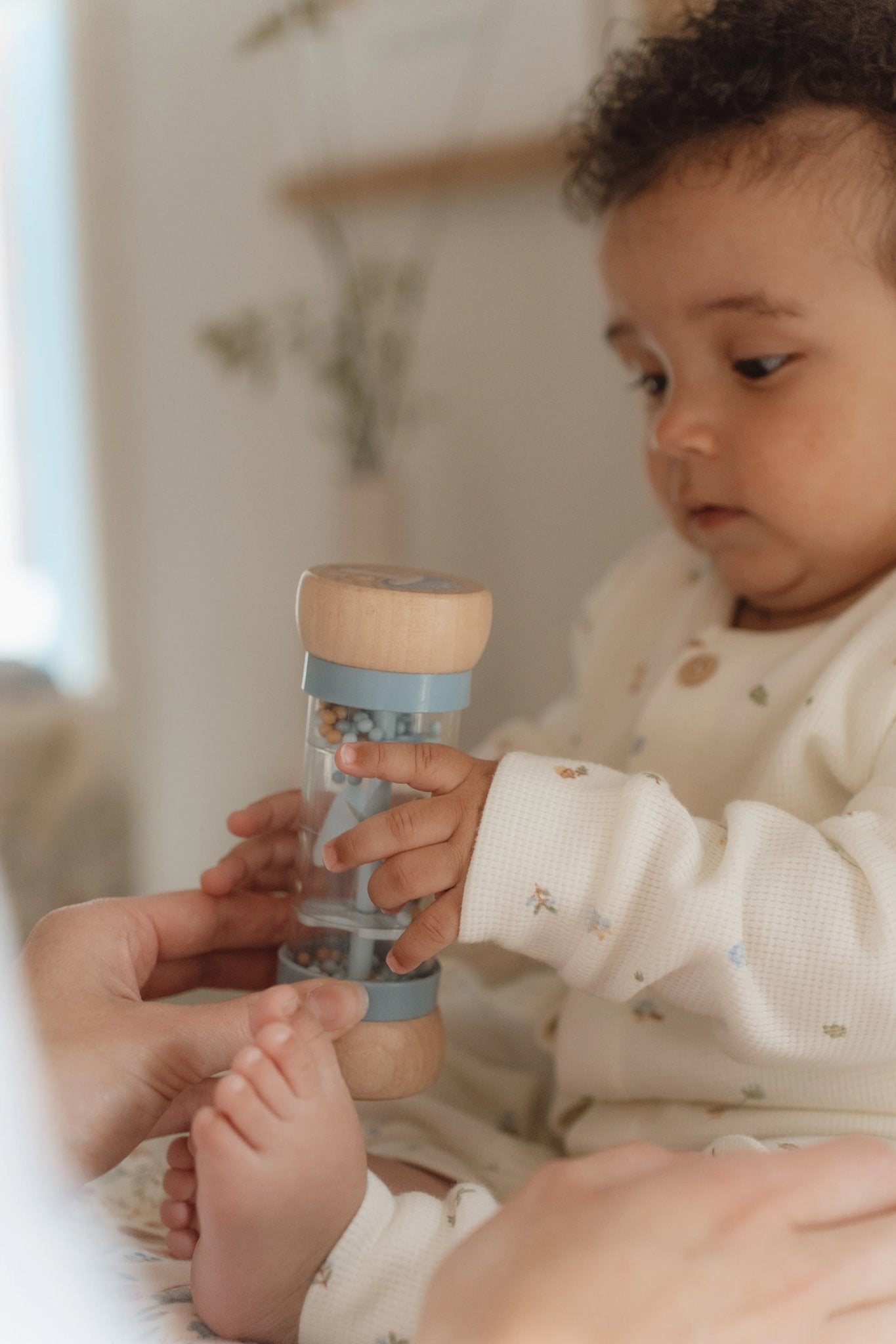Baby ontdekt de Little Dutch regenrammelaar blauw forest friends met geluid en bewegende balletjes