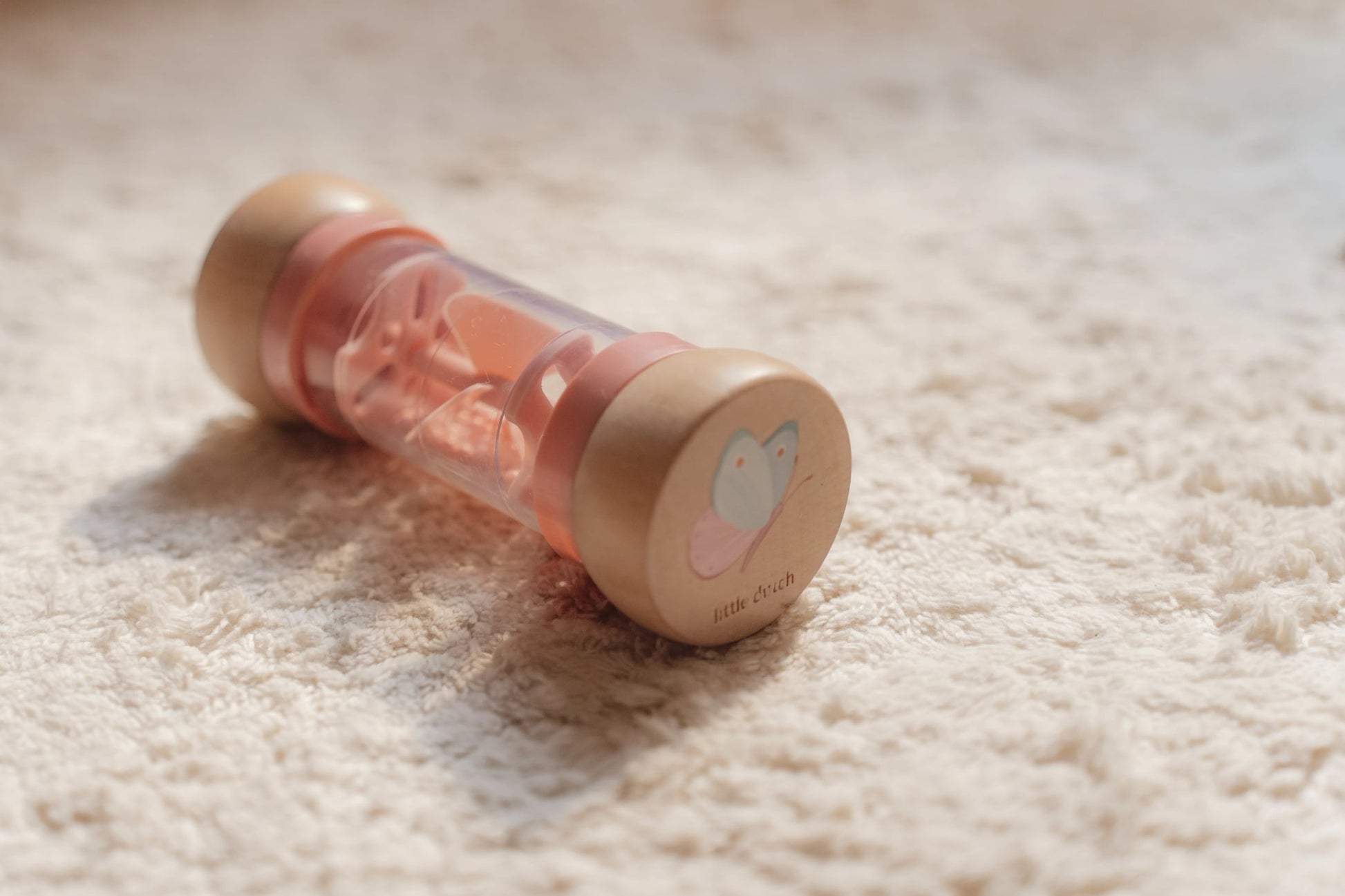 Baby ontdekt geluid, kleuren en beweging met deze zachte regenrammelaar van Little Dutch