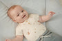 Baby in de Little Dutch romper Forest Friends met vrolijke print