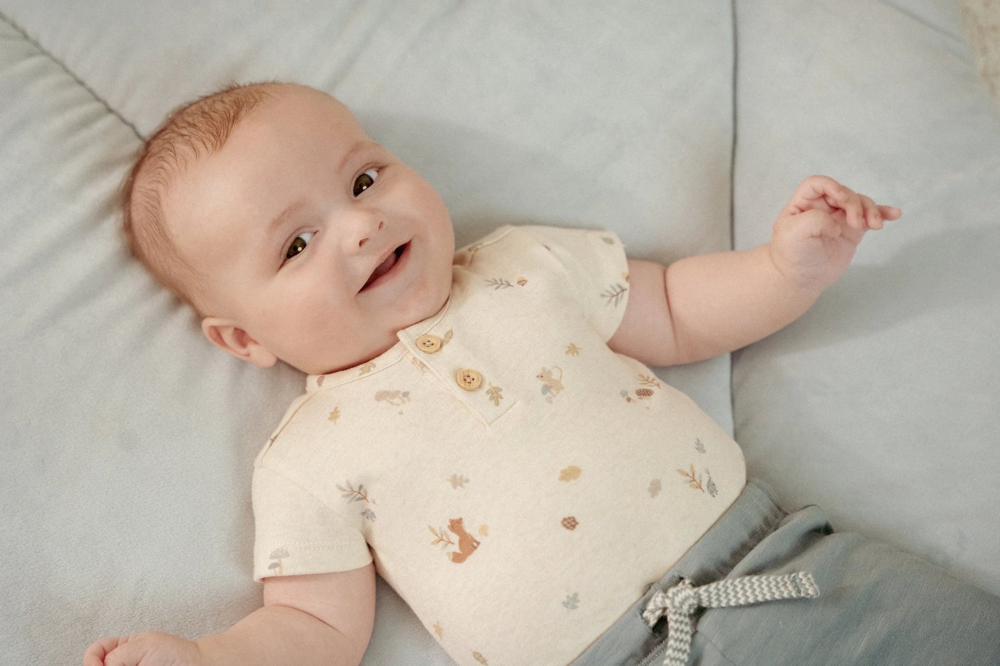 Baby in de Little Dutch romper Forest Friends met vrolijke print