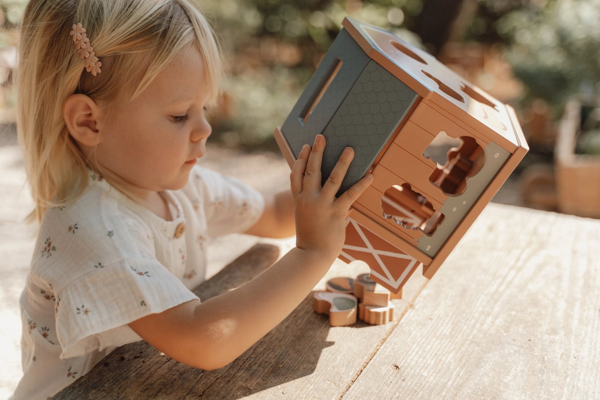 Houten vormenstoof van Little Dutch met boerderijthema als duurzaam kindercadeau voor uren speelplezier