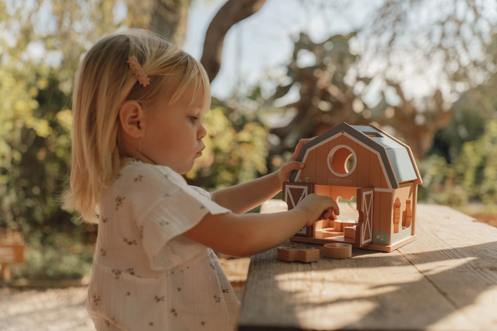 Kind speelt met de Little Dutch vormenstoof little farm en ontdekt vormen, kleuren en dieren