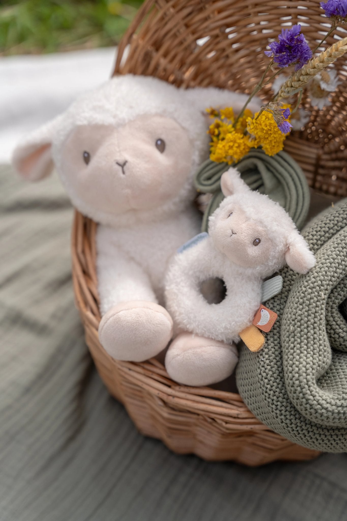 Little Dutch ringrammelaar schaap als mooi babycadeau voor kleine ontdekkers