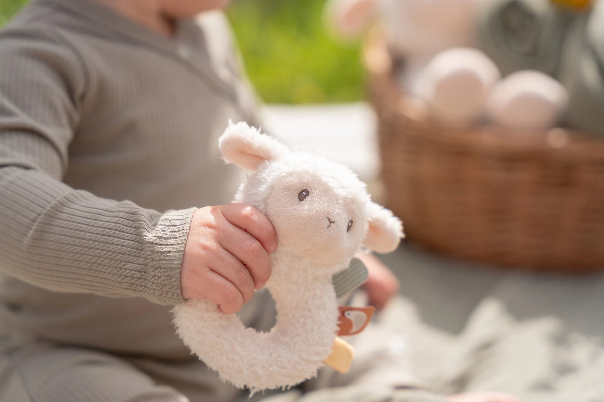 Zachte schaap rammelaar van Little Dutch voor grijpen, voelen en spelen