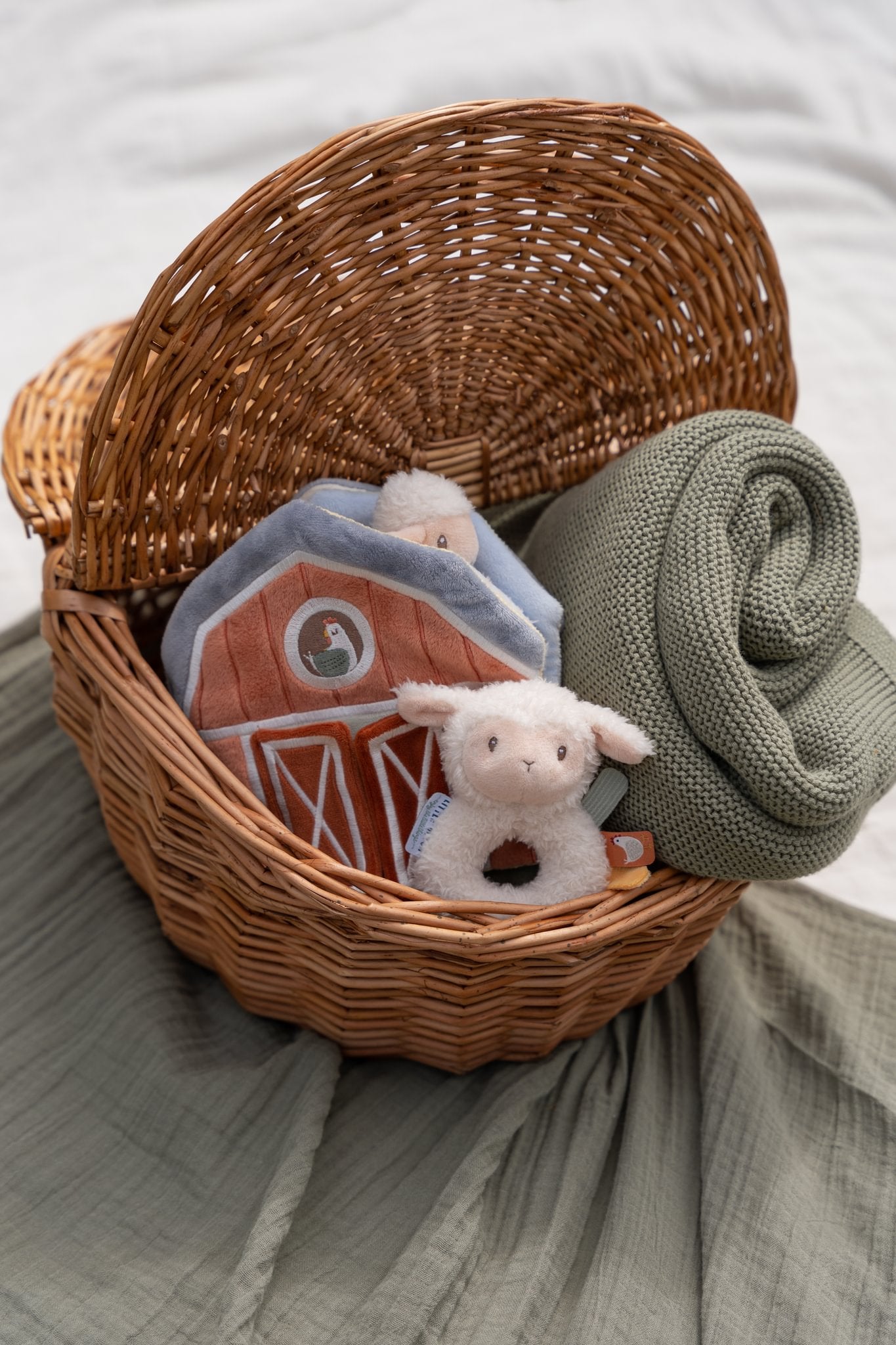 Zachte ringrammelaar schaap van Little Dutch met labels voor kleine handjes