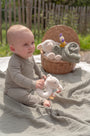Baby speelt met de zachte ringrammelaar en verkent de labels en details