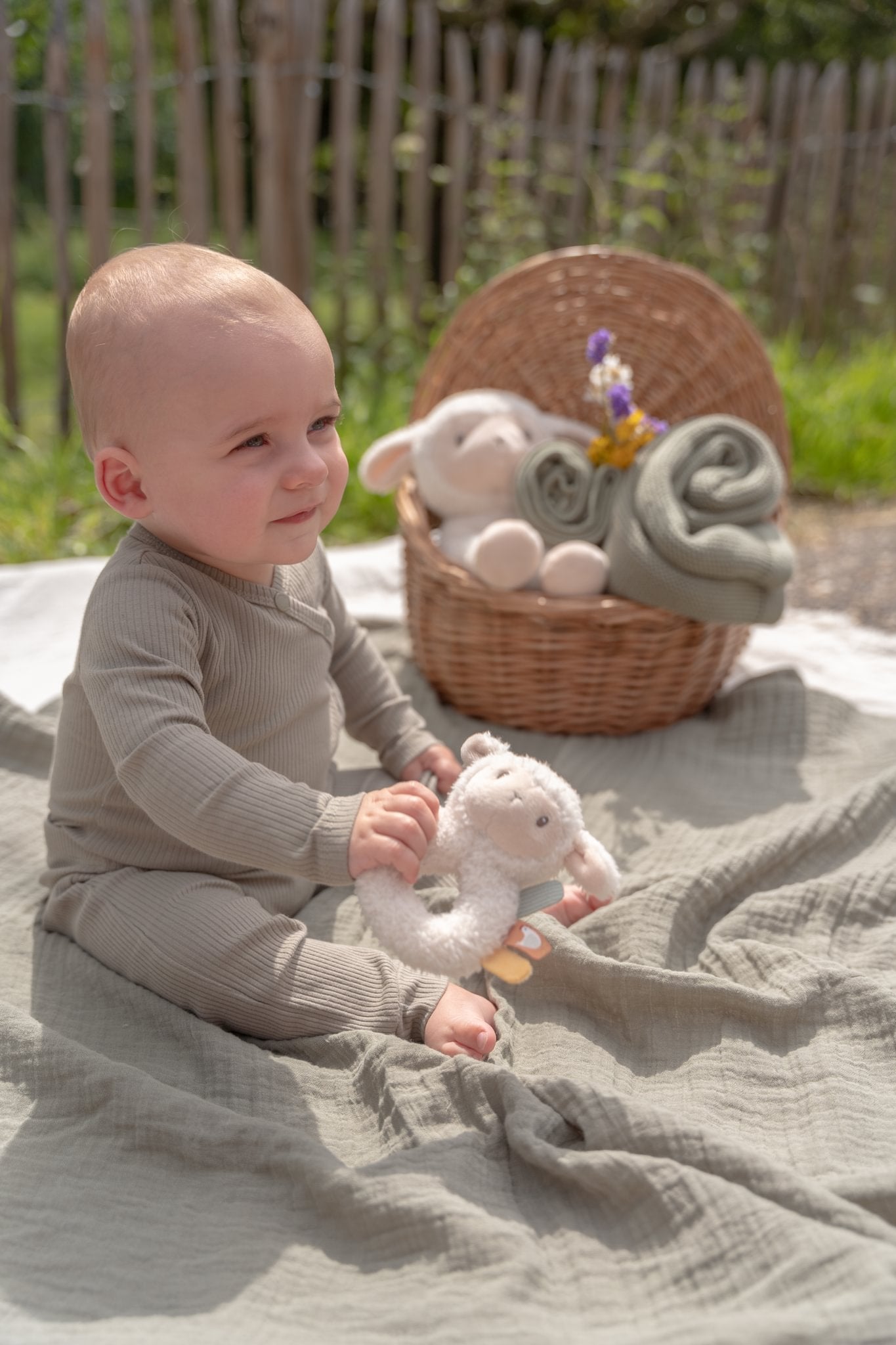 Baby speelt met de zachte ringrammelaar en verkent de labels en details