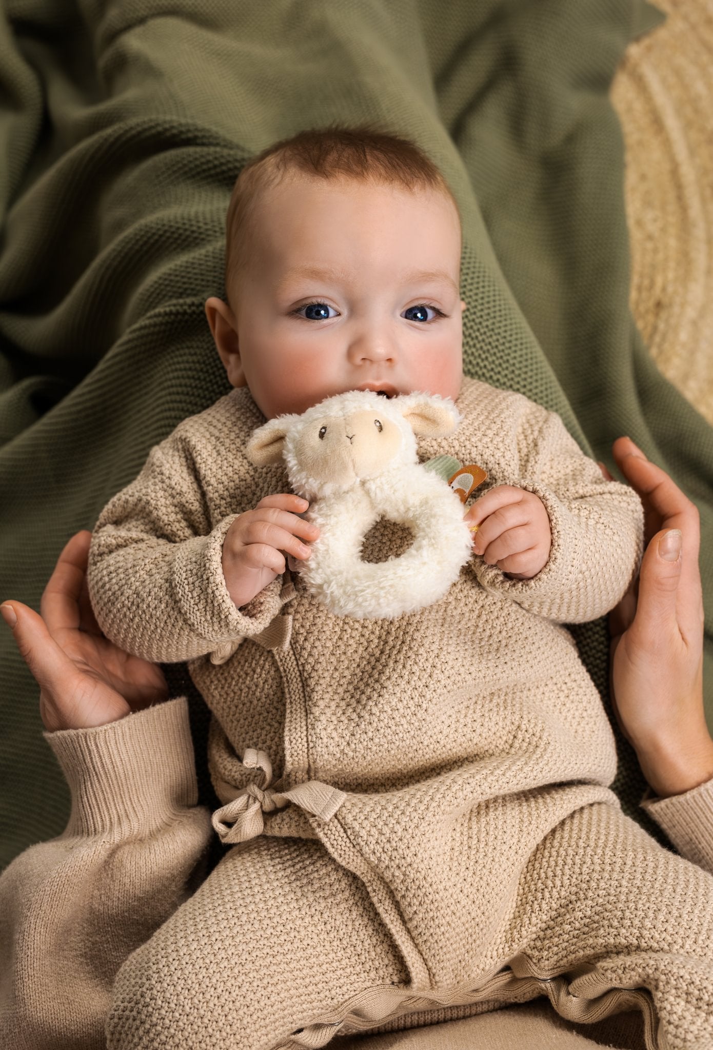 Little Dutch schaap rammelaar in de handjes van baby tijdens een speelmoment