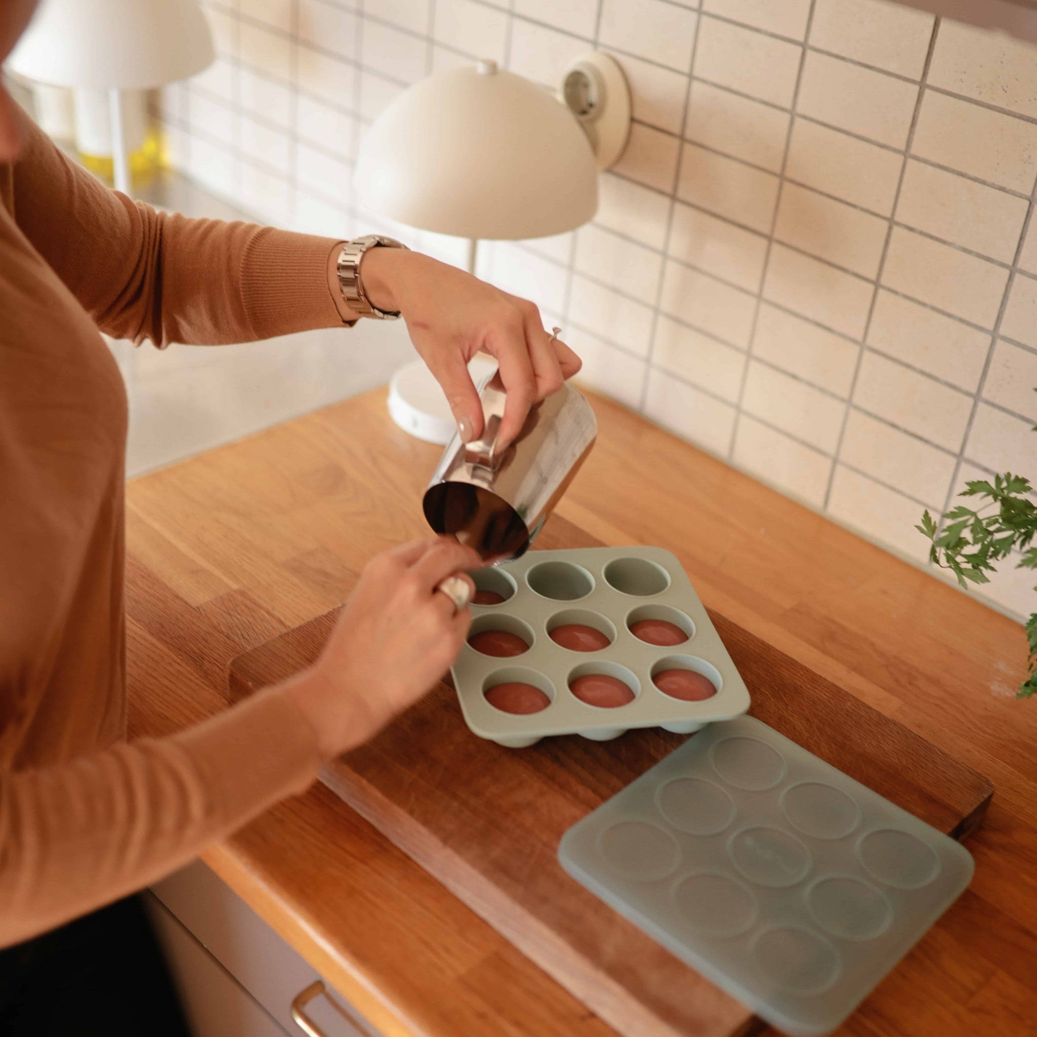 Mushie diepvriesbakje gevuld met babyhapjes op aanrechtblad
