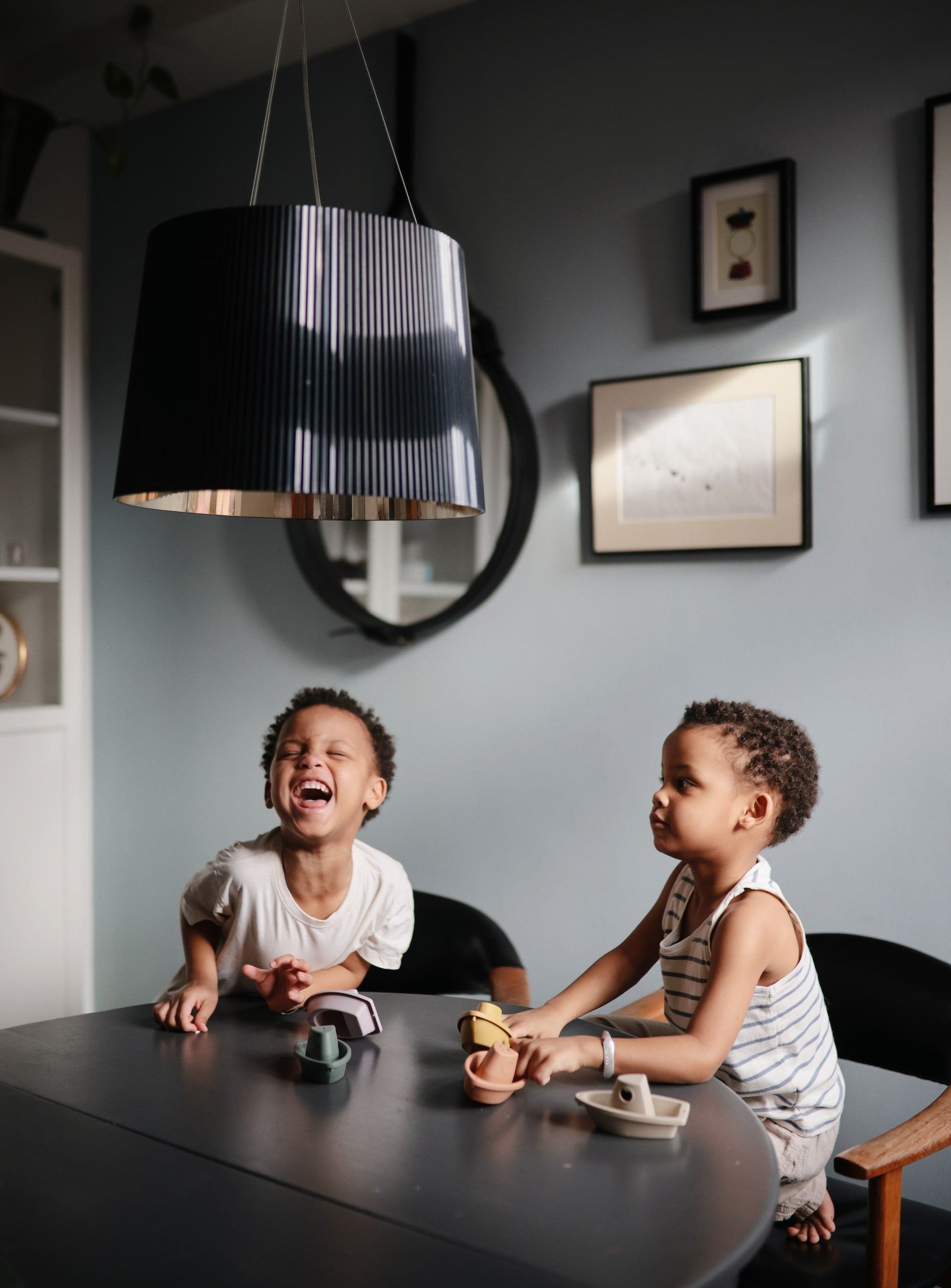 sfeerfoto van kinderen aan tafel met mushie badbootjes